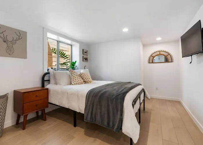 Renovated Hawthorne Retreat